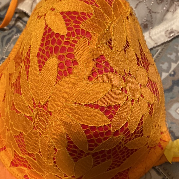 Two Bras both are 42D. Excellent to new condition - Picture 2 of 5